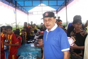 Panitia kompetisi sepak bola usia 12 tahun.