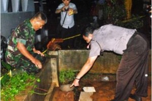 Petugas kepolisian saat menunjukan amunisi yang ditemukan warga di TPU.