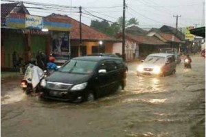 Akses jalan utama Cilimus terendam banjir setinggi 50 cm.