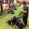 Siswa Smansaka saat mengikuti sosialisasi dan pelatihan pembuatan lubang resapan biopori.