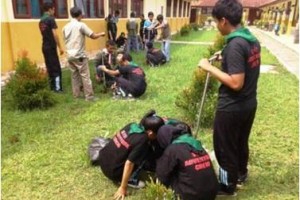 Siswa Smansaka saat mengikuti sosialisasi dan pelatihan pembuatan lubang resapan biopori.