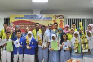 Ketua STIKKU berfoto bersama dengan para jawara debat STIKKU