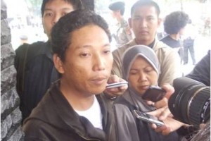 Keluarga korban saat memberikan keterangan kepada sejumlah wartawan di Mapolres Kuningan.