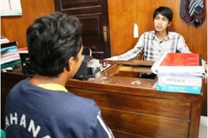 Pelaku pemerkosaan terhadap anak tirinya saat dimintai keterangannya oleh petugas di Mapolres Kuningan.