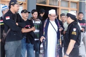 AKRAB. KOmandan Ukar tampak akrab dengan anggota ormas PEKAT.