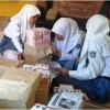 Sejumlah relawan saat mempersiapkan brosur tata cara memilih pada pileg 2014.