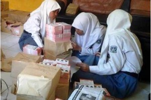 Sejumlah relawan saat mempersiapkan brosur tata cara memilih pada pileg 2014.