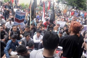 Tolak Cevron, Ratusan Massa Gempur Unjuk Rasa