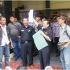 Ketua DPRD Kuningan menunjukan surat penolakan yang sudah di tandatangani sejumlah fraksi di DPRD Kuningan.