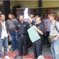 Ketua DPRD Kuningan menunjukan surat penolakan yang sudah di tandatangani sejumlah fraksi di DPRD Kuningan.