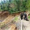 Bekas longsoran jalan di desa Longkewang tetap dibiarkan.