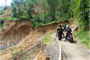 Bekas longsoran jalan di desa Longkewang tetap dibiarkan.