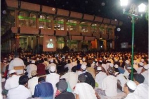 Ribuan jemaah Majlis Rasulullah SAW memadati halaman mesjid saat pengajian.