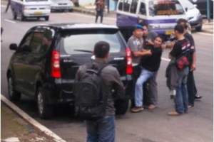 Seorang pendemo yang diduga penyusup diamankan petugas.