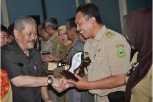 Sekda Kuningan, Drs Yosep Setiawan MSi saat memberikan penghargaan raskin.