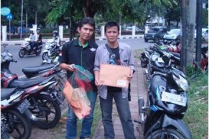 Moelyono (kiri) dan Arif saat membawa surat di dalam jaring ikan ke Gubernur dan DPRD Jaba