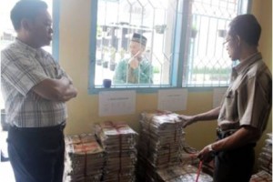 Sekretaris Disdikpora, Dedi Supardi saat meninjau persiapan pendistribusian soal UN.