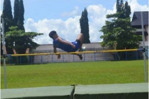 Salah seorang peserta saat mengikuti lompat tinggi.