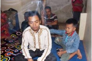 Ido saat mengeluarkan jin dari Heri warga desa Situsari Darma kecamatan Darma kab.Kuningan. Satu jin wujud Ular berhasil dikeluarkan dari tubuh Heri.  