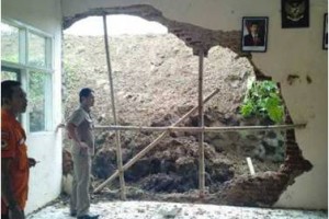 SD Kutawaringin 1 rusak parah akibat terjangan longsor.