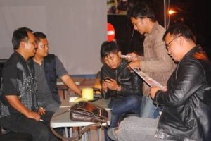 H Maman Wijaya saat berbincabf dengan anggota dewan.