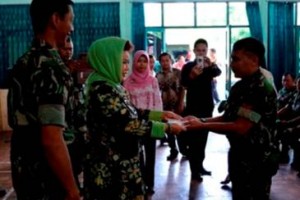 Bupati Kuningan secara simbolis memberikan kadeudeuh berupa jam tangan dari panglima TNI.