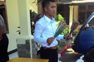 Salah seorang petugas saat menunjukan petasan yang berhasil disita.