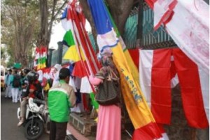 Salah seorang penjual bendera yang berjualan dipinggir jalan dikawasan Kota Kuningan.