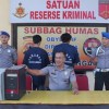 Kasubag Humas Aiptu Aan Arifin saat memberikan penjelasan terkait penangkapan pelaku pencurian elektronik.