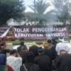 Demo tolak penggenangan waduk jati gede di gedung sate Bandung.