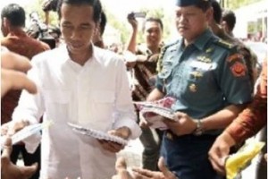 Presedien Jokowi saat blusukan di Jombang