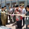 Wakil Bupati Kuningan saat meresmikan Ponpes Al Multazam II ditandai denganpengguntingan pita.