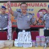 aparat kepolisian menunjukan barang bukti petasan yang disita usai menggelar razia