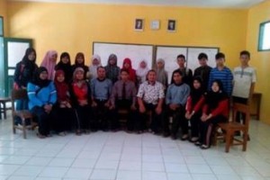 Guru pembibing SMK Saniudin Plus berfoto bersama.