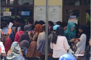Sejumlah pemohon SKCK antri menunggu giliran di Mapolres Kuningan.