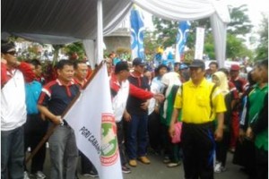 Kadisdikpora saat melepas peserta gerak jalan sehat HUT PGR! ke 70