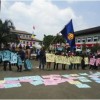 Aksi unjukrasa terkait waduk Jati Gede di depan gedung sate Bandung.