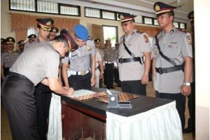 Kapolres Kuningan AKBP Joni Iskandar memimpin upacara sertijab dua perwira Polres Kuningan