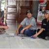 Nampak Beberapa Warga yang hendak berkunjung ke Gedung DPRD Duduk dibawah lantai akibat tidak adanya ruang lobi