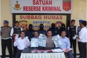 Kapolres Kuningan bersama jajarannya saat ekspose peredaran uang palsu di Kuningan.