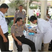 Kapolres Kuningan saat menjalani pemeriksaan kesehatan oleh Biddokes Polda Jawa Barat. 