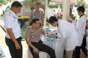 Kapolres Kuningan saat menjalani pemeriksaan kesehatan oleh Biddokes Polda Jawa Barat. 