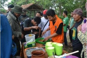 Pengunjung saat menikmati madu asli yang tersedia di OW Batu Luhue
