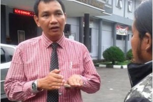 Pengacara terdakwa penggelapan sapi saat memberikan keterangan kepada wartawan.