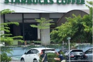 Polisi berpakaian sipil mengarahkan pistol ke arah terduga pelaku di luar sebuah kafe setelah ledakan menghantam kawasan Jalan MH Thamrin, Jakarta Pusat, 14 Januari 2016. Serangkaian ledakan menewaskan sejumlah orang, terjadi baku tembak antara polisi dan beberapa orang yang diduga pelaku