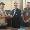 Bupati Kuningan, H Acep Purnama, SH MH  saat menyerahkan cinderamata kepada Dekan IPB, Prof Yusman Syaukat, PhD 