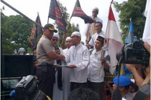 Aliansi Islam Bersatu saat memberikan surat kepada Kapolres Kuningan.