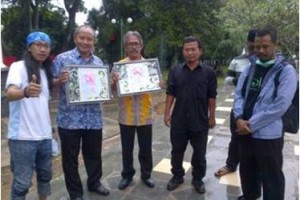 Komunitas Coretan Dinding berfoto bersama.