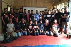 H Amin Santono berfoto bersama dengan fotografer Kuningan.