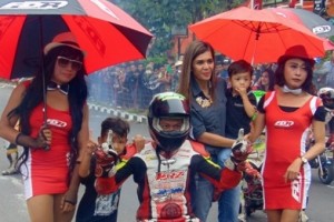 Ladyboys berfoto dengan pembalap dalam road race